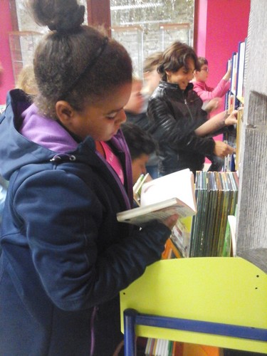 Les 5e B à la bibliothèque de Remouchamps 26 10 2017 12
